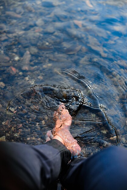 Foto laag gedeelte van de persoon per rivier