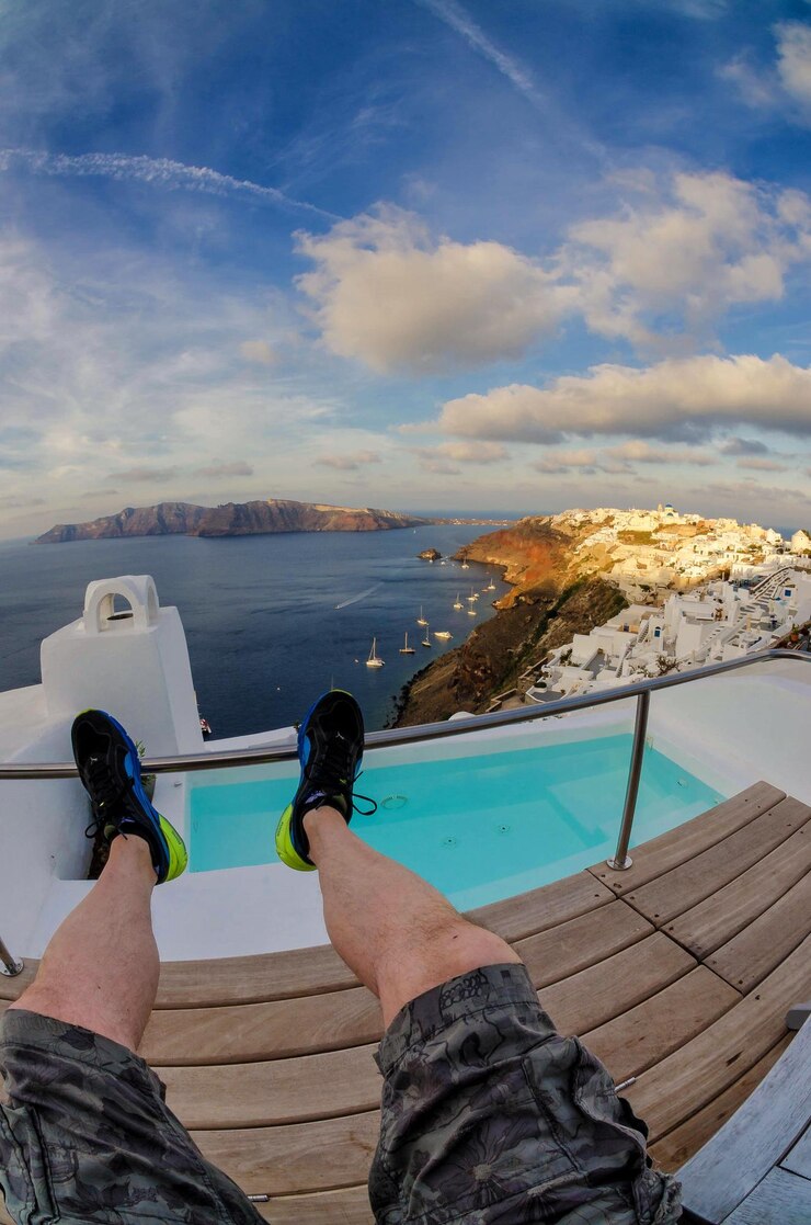 Foto laag gedeelte van een man die in een toeristisch resort tegen de lucht zit