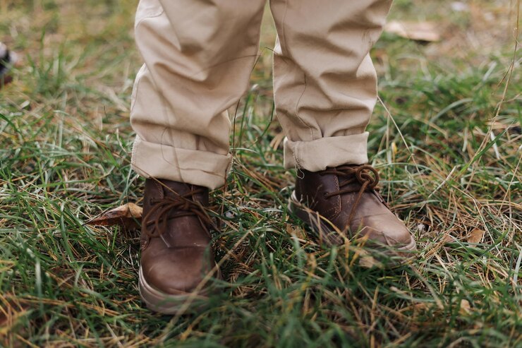 Foto laag gedeelte van een man die op een grasveld staat