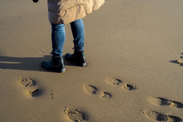 Laag gedeelte van een man die op het strand staat