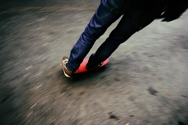 Foto laag gedeelte van een man die skateboardt op straat