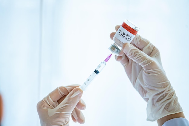 Laag gedeelte van een persoon die handen vasthoudt tegen een witte achtergrond