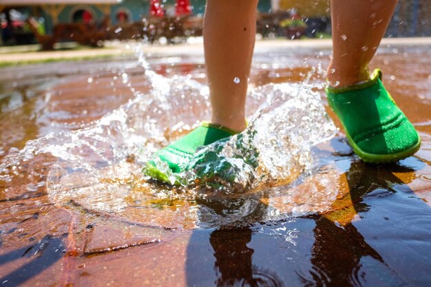 Laag gedeelte van een persoon die in het water springt