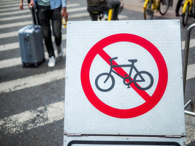 Foto laag gedeelte van een verkeersbord op straat