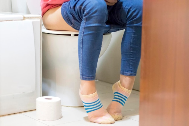 Foto laag gedeelte van een vrouw die in de badkamer staat