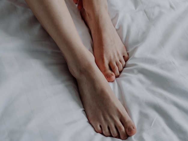 Laag gedeelte van een vrouw die op bed ligt