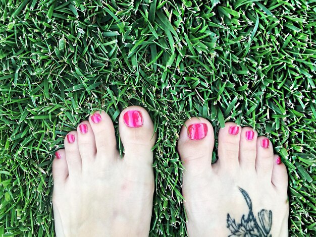 Foto laag gedeelte van een vrouw die op een grasveld staat