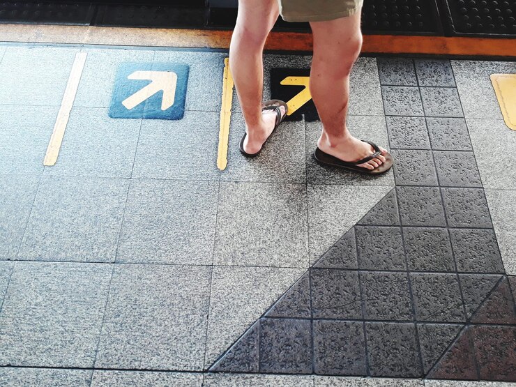Foto laag gedeelte van een vrouw die op het platform van het treinstation loopt