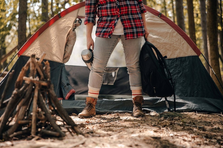 Foto laag gedeelte van een vrouw in een tent
