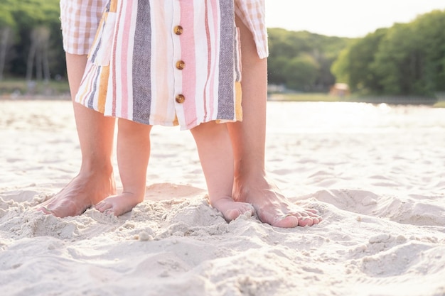 Laag gedeelte van een vrouw met dochter op het strand