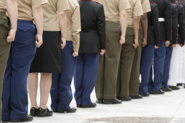 Foto laag gedeelte van legersoldaten die in een rij staan