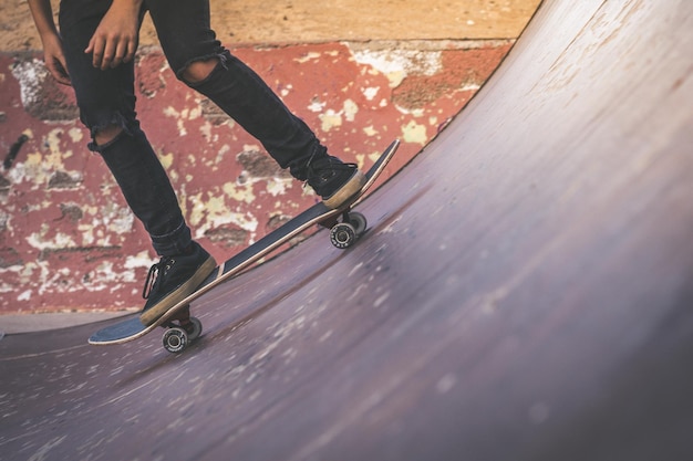 Laag gedeelte van man skateboarden in het park