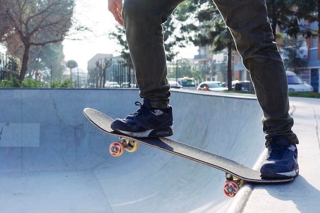 Laag gedeelte van man skateboarden in het park