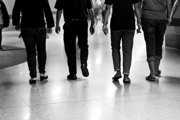 Foto laag gedeelte van mannen die op een tegelvloer lopen
