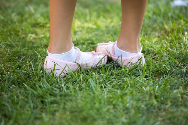 Laag gedeelte van meisje op het gras