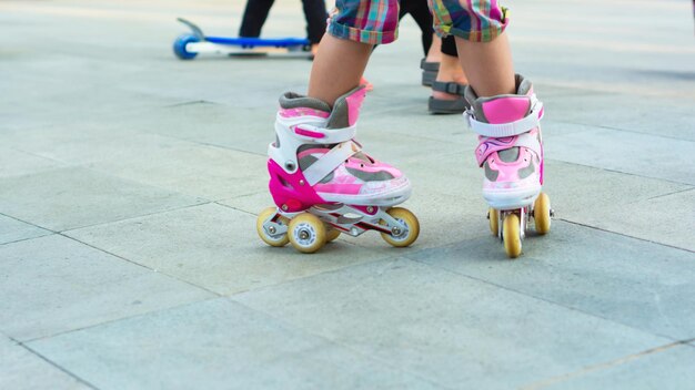 Foto laag gedeelte van meisjes met rolschaatsen op straat