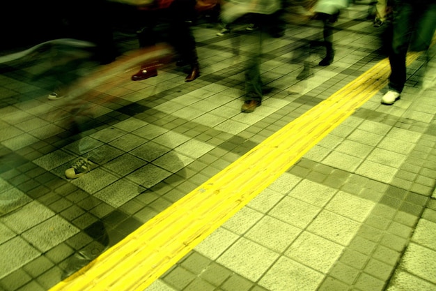 Foto laag gedeelte van mensen die op het perron van het treinstation lopen