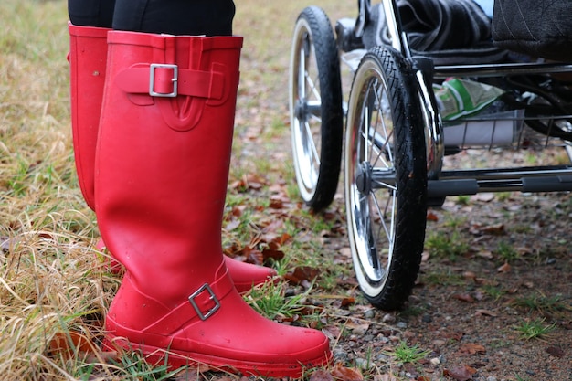 Foto laag gedeelte van schoenen op het veld