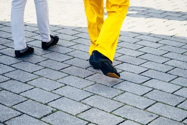 Laag gedeelte van vrienden die op het voetpad lopen