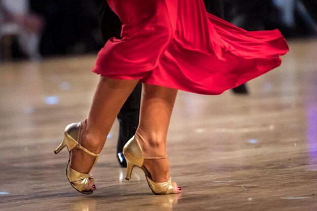 Foto laag gedeelte van vrouw die rode schoenen draagt