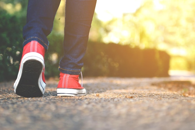 Foto laag gedeelte van vrouw met rode doek schoenen