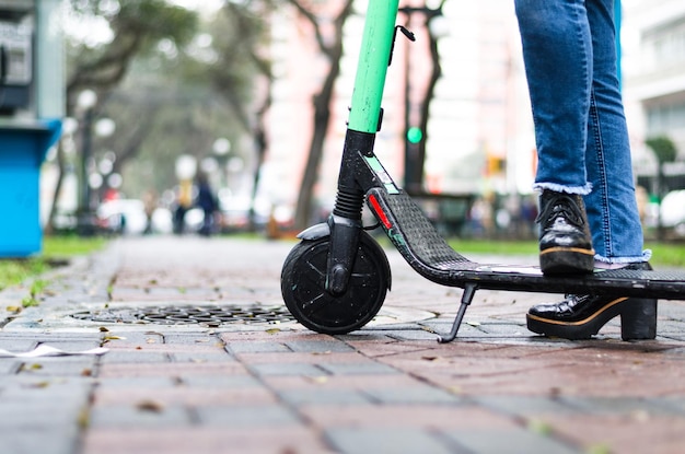 Laag gedeelte van vrouw met segway die op voetpad staat