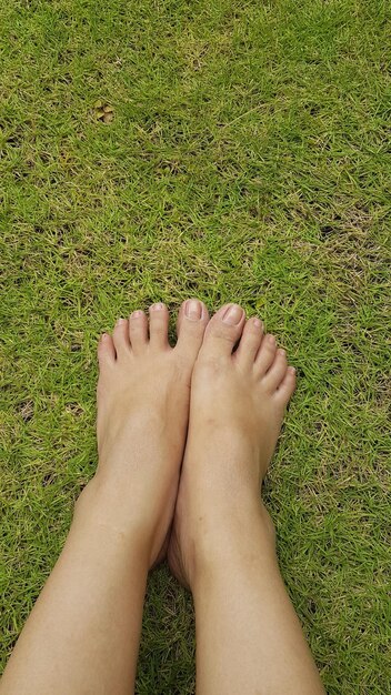 Foto laag gedeelte van vrouw op gras