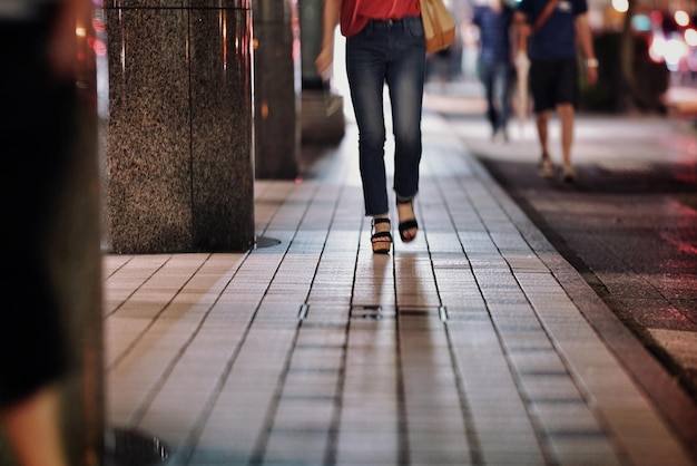 Foto laag gedeelte van vrouwen die op de vloer lopen