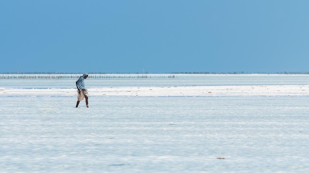 Laag water in Zanzibar. Afrikaans meisje loopt op water. Zanzibar.