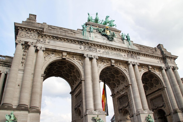 Laag zicht de triomfboog in brussel belgië