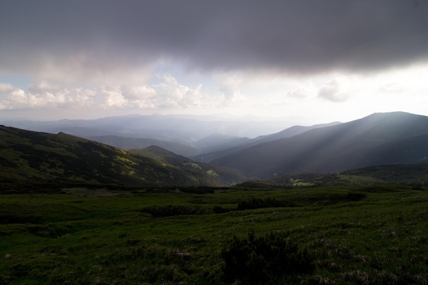 Laaggelegen regenwolken boven de foto van het heuvellandschap