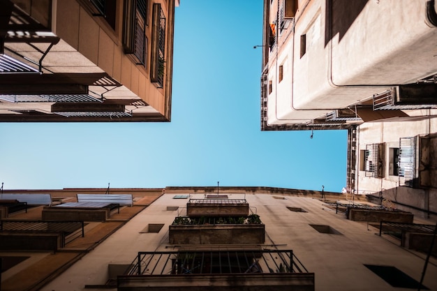 Laaghoekbeeld van woongebouwen tegen een heldere lucht
