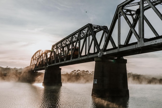 Laaghoekfoto van een prachtige brug die boven het water is gebouwd