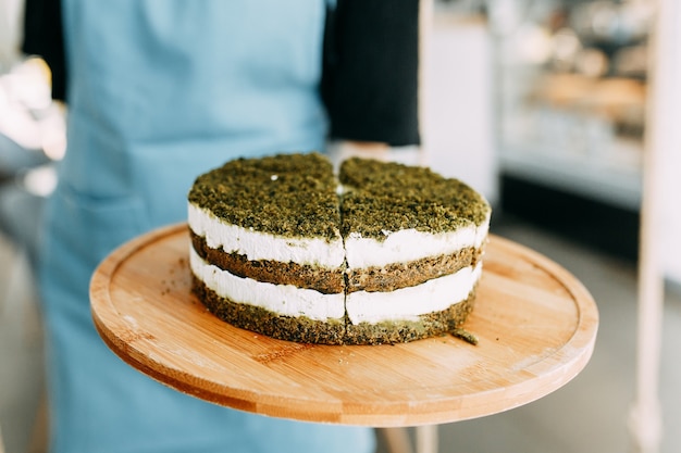 Laagjescake met spinazie en room. Groene natuurlijke spinaziecake, vegan.