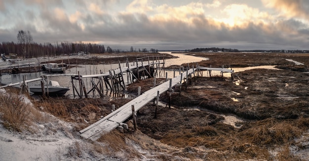 Laagtij. Vissteiger in het authentieke noordelijke dorp Umba. Kola-schiereiland, Rusland.