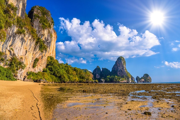 Laagwater op Tonsai Bay Railay Beach Ao Nang Krabi Thai