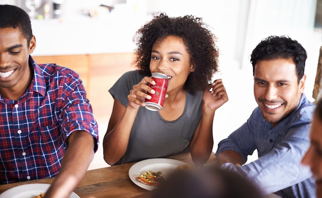 Laat de goede tijden maar komen Bijgesneden opname van een groep vrienden die samen van pizza genieten