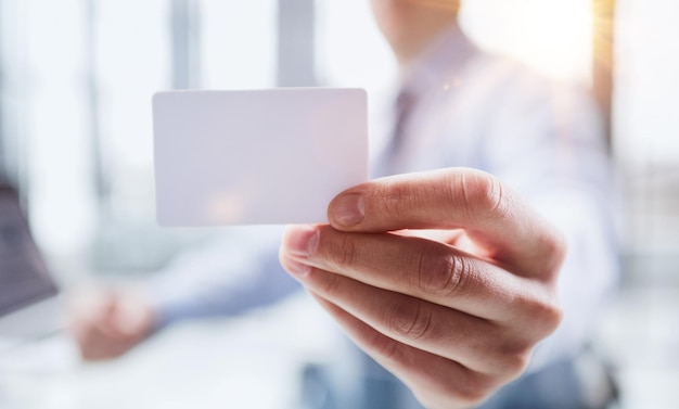 Laat een blanco vel papier papieren visitekaartje zien