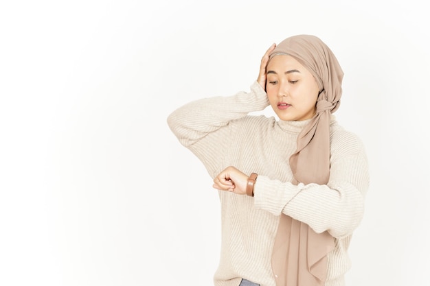 Laat en kijken naar horloge van mooie Aziatische vrouw die hijab draagt geïsoleerd op een witte achtergrond