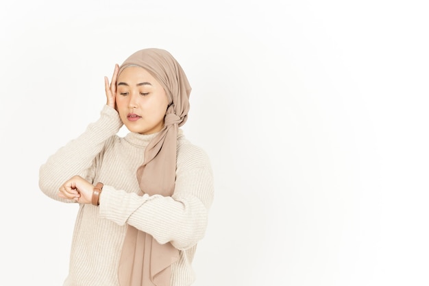 Laat en kijken naar horloge van mooie Aziatische vrouw die hijab draagt geïsoleerd op een witte achtergrond