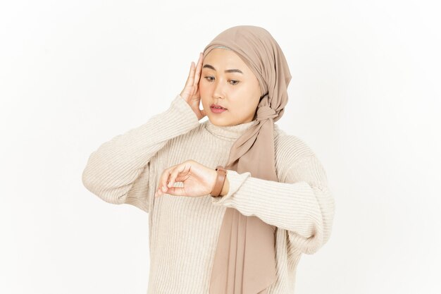 Laat en kijken naar horloge van mooie Aziatische vrouw die hijab draagt geïsoleerd op een witte achtergrond