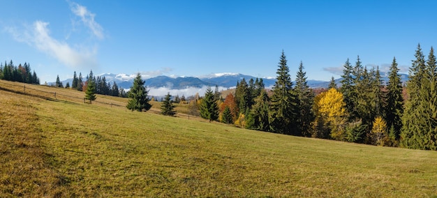 Laat in de herfst bergochtendscène met besneeuwde toppen in verre en mistige wolken in valleien Pittoreske reizende seizoensgebonden natuur en plattelandsschoonheidsconceptscène Karpaten, Oekraïne