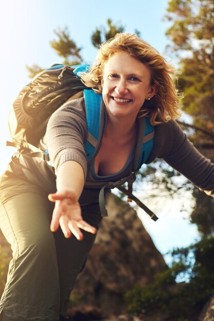 Laat je spieren werken terwijl je je hersenen laat rusten Shot van een jonge vrouw die aan het bergbeklimmen is