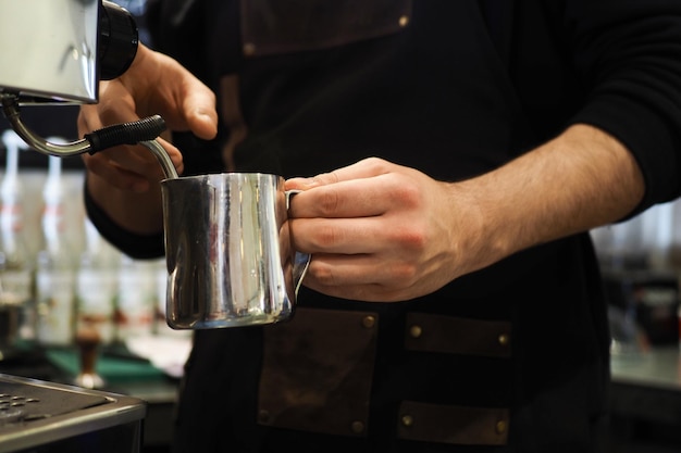 Laat koffie zetten in een café