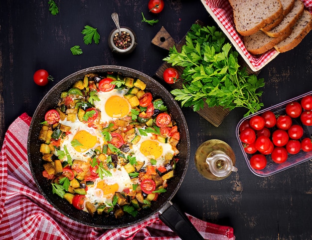 Laat ontbijt - gebakken eieren met groenten. Shakshuka. Arabische keuken. Kosher eten.