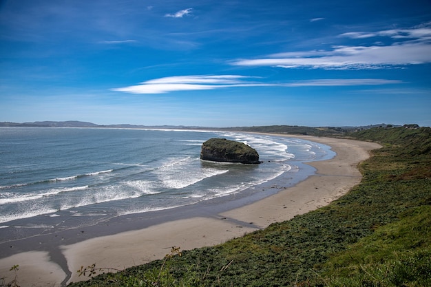 Foto laat steen lopen in ancud chiloe eiland chili op een strand met sterke wind en sterke stromingen