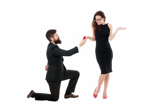 Laatste romanticus op aarde Waarom gaan mannen op één knie om voor te stellen Voorstel van huwelijksconcept Man houdt rode doos vast romantisch voorstel Wil je met me trouwen Ideeën voor een uniek huwelijksaanzoek