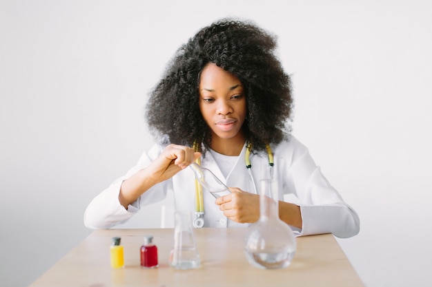 실험실 조수 테스트 수질. 화학 실험실에서 연구를 수행하는 젊은 아름 다운 소녀 연구원 화학 학생의 초상화