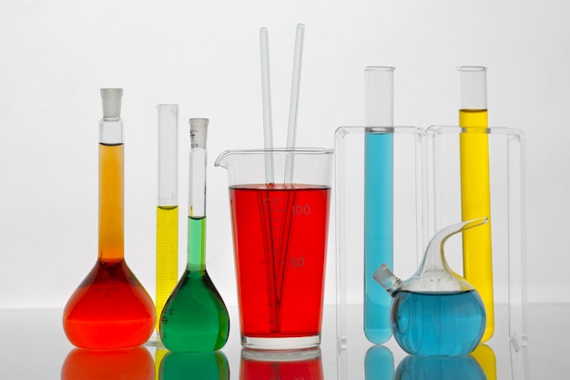 다채로운 액체가 있는 실험실 유리 제품
