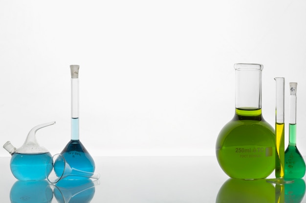 Lab glaswerk arrangement met kleurrijke vloeistoffen stilleven